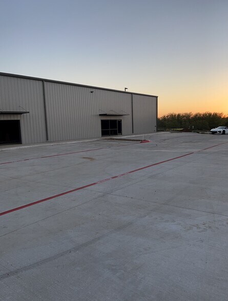More Photos Of 8135 Gateway Dr, Argyle Warehouse For Lease