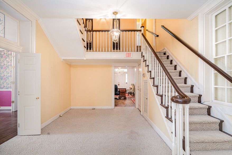 More Photos Of 137 3rd Ave N, Franklin Office For Lease