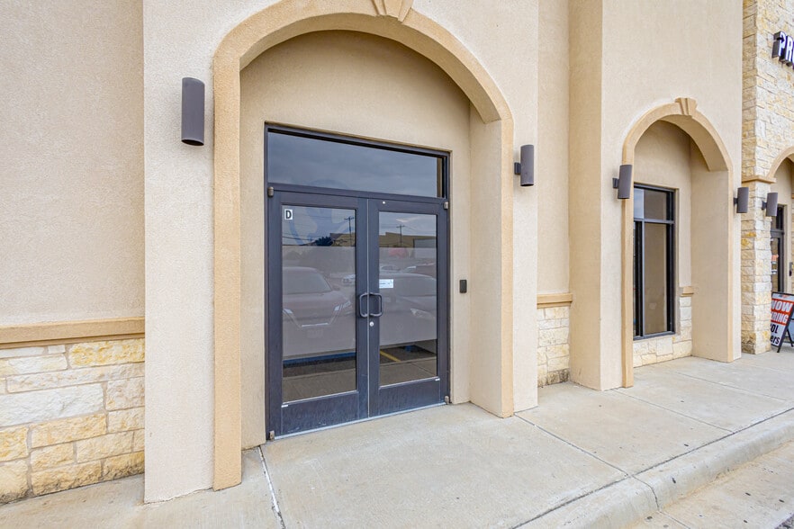 More Photos Of 302 Crossroads Loop, Laredo Office For Lease