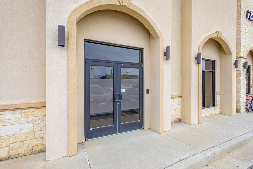 More Photos Of 302 Crossroads St, Laredo Office For Lease