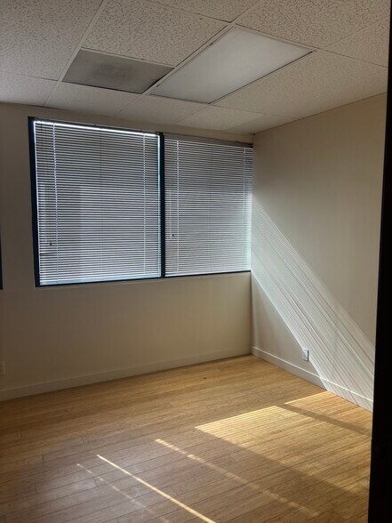 More Photos Of 11336 Camarillo St, Toluca Lake Office For Sale