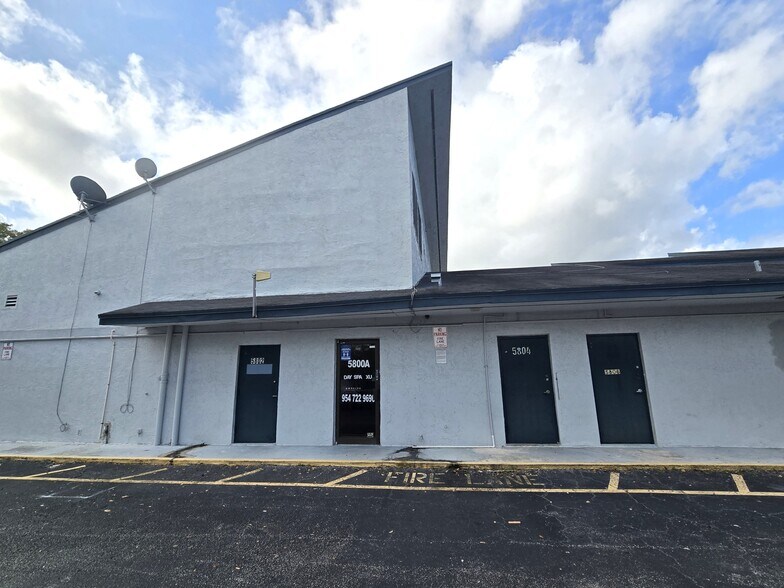More Photos Of 5800-5820 N University Dr, Fort Lauderdale Storefront Retail Office For Lease