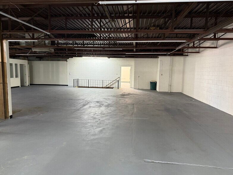 More Photos Of 121 N Lafayette Ave, Marshall Flex For Sale
