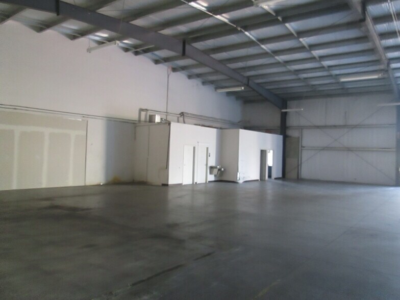 More Photos Of 1811 Greenleaf Ln, Leesburg Warehouse For Lease