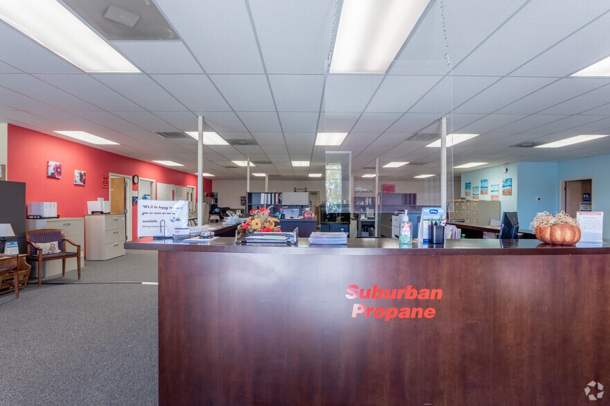 More Photos Of 5306 Peters Creek Rd, Roanoke Showroom For Sale