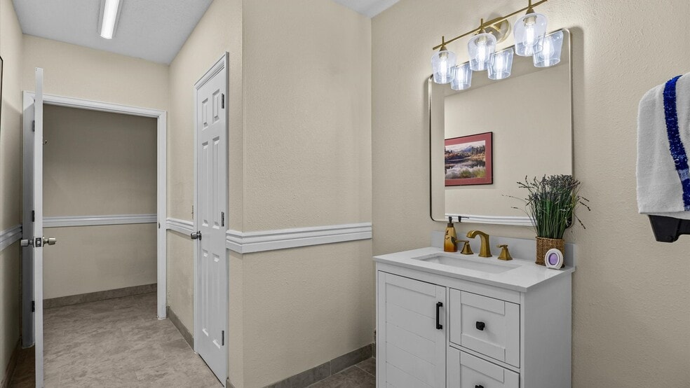 More Photos Of 1702 E Main St, Montrose Hotel For Sale