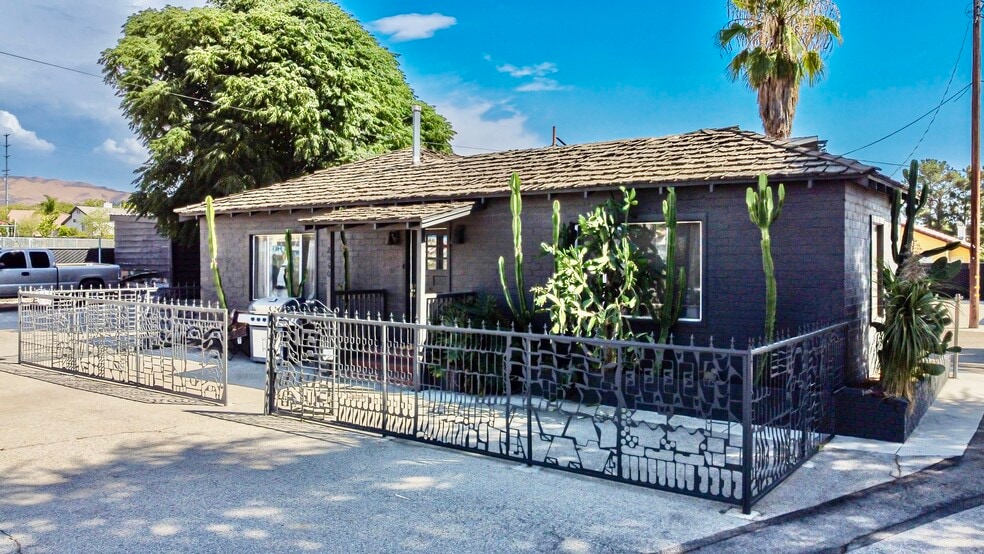 More Photos Of 2048 Mentone Blvd, Mentone Storefront Retail Residential For Sale