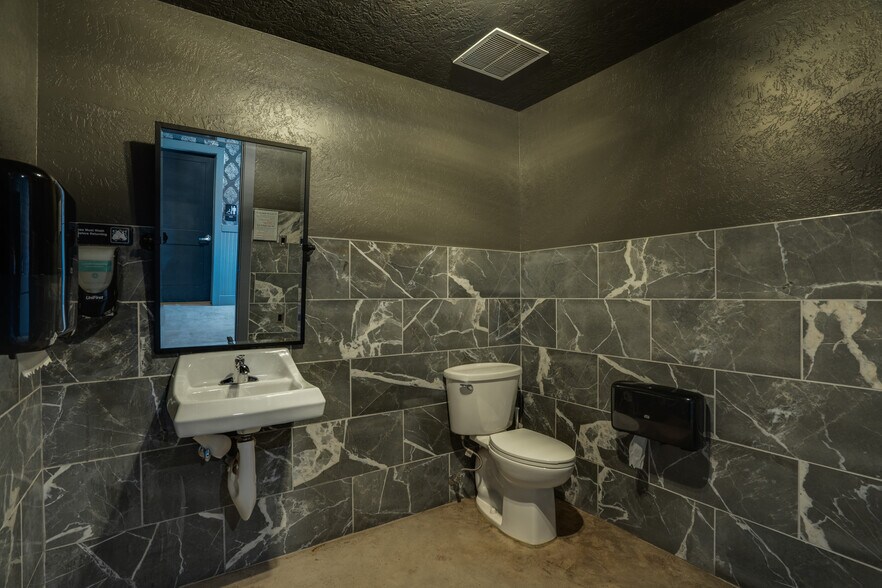 More Photos Of 809 Ohio Ave, Wichita Falls Bar For Sale