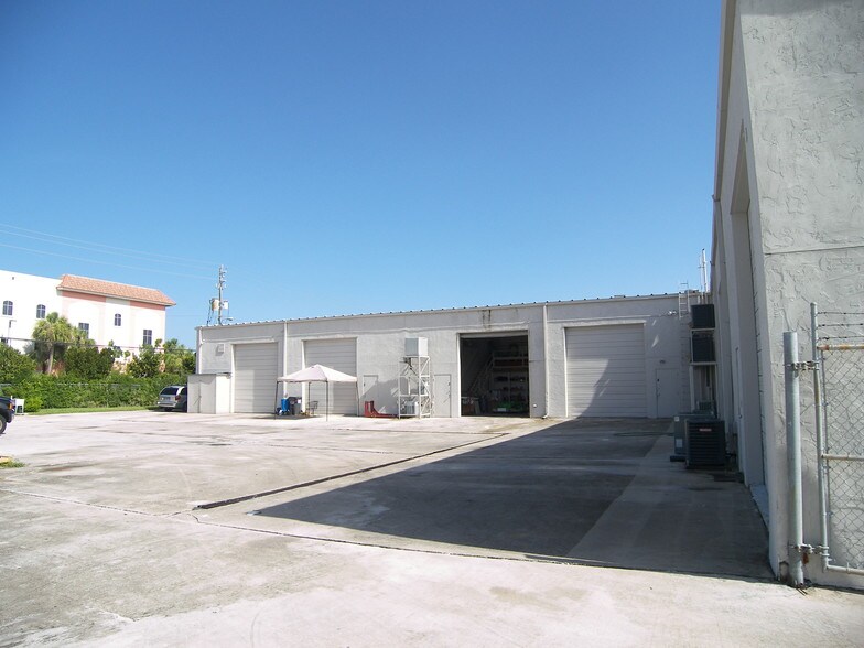 More Photos Of 500 W Commerce Way W, Jupiter Warehouse For Lease