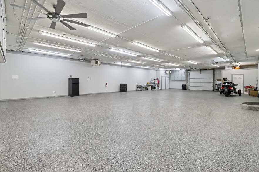 More Photos Of 1525 E Army Post Rd, Des Moines Auto Repair For Lease