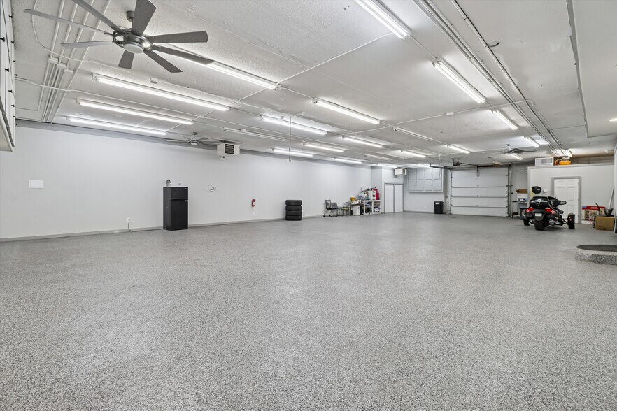 More Photos Of 1525 E Army Post Rd, Des Moines Auto Repair For Sale