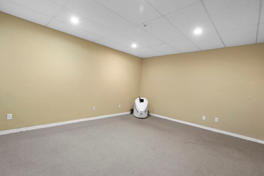 More Photos Of 12165 Metro Pky, Fort Myers Light Manufacturing For Lease