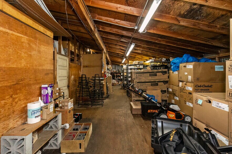 More Photos Of 901 Bay St, Port Orchard Storefront For Sale