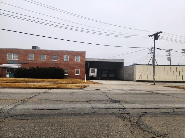 More Photos Of 9947 W Carmen Ave, Milwaukee Flex For Sale