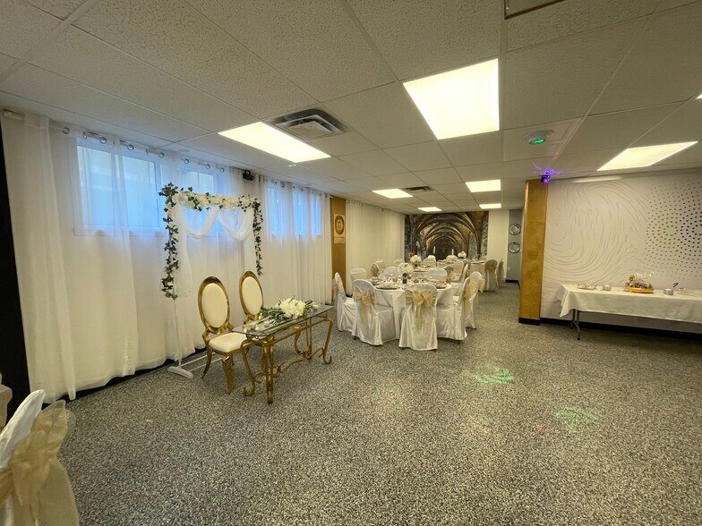 More Photos Of 3858-3870 Notre-Dame, Laval Office For Sale