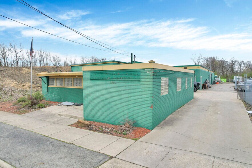 More Photos Of 1359 Essex Ave, Columbus Warehouse For Sale