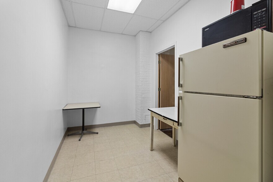 More Photos Of 114-118 E Calhoun St, Woodstock Freestanding For Lease