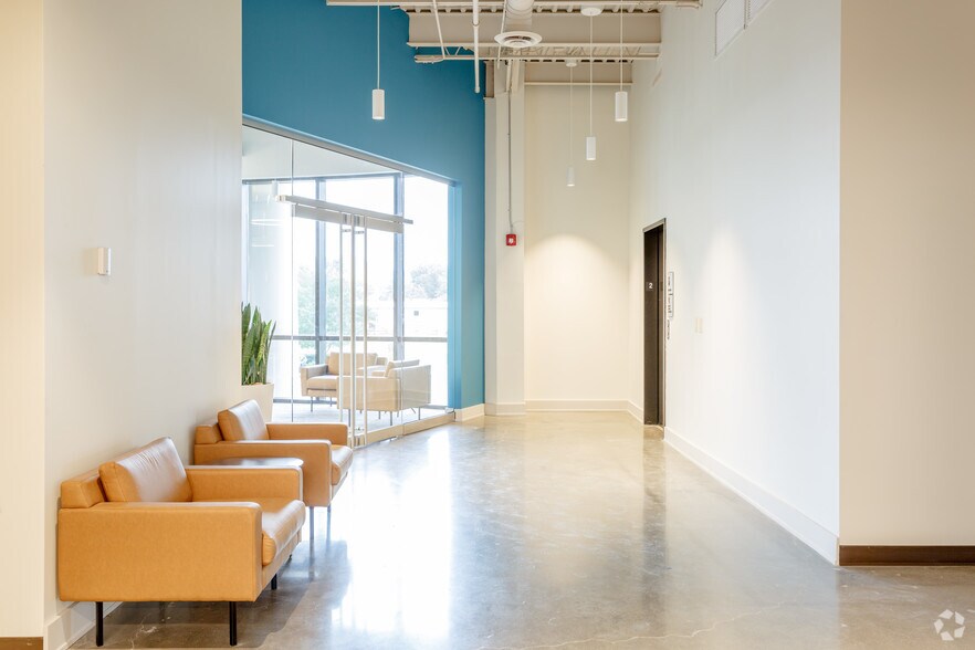 More Photos Of 393 Nichol Mill Ln, Franklin Office For Lease
