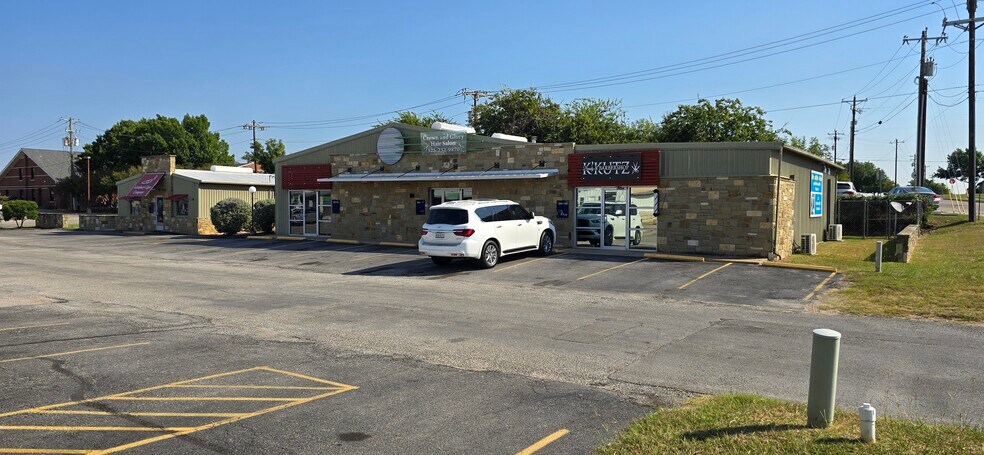More Photos Of 206 Kings Plz, Granbury Freestanding For Sale