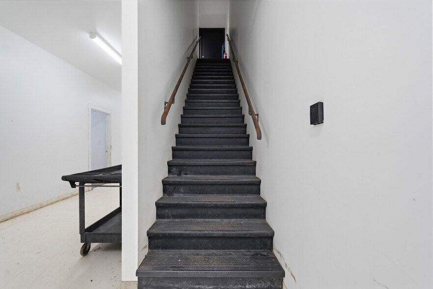 More Photos Of 22900 W Skelly Rd, Haskell Light Manufacturing For Sale