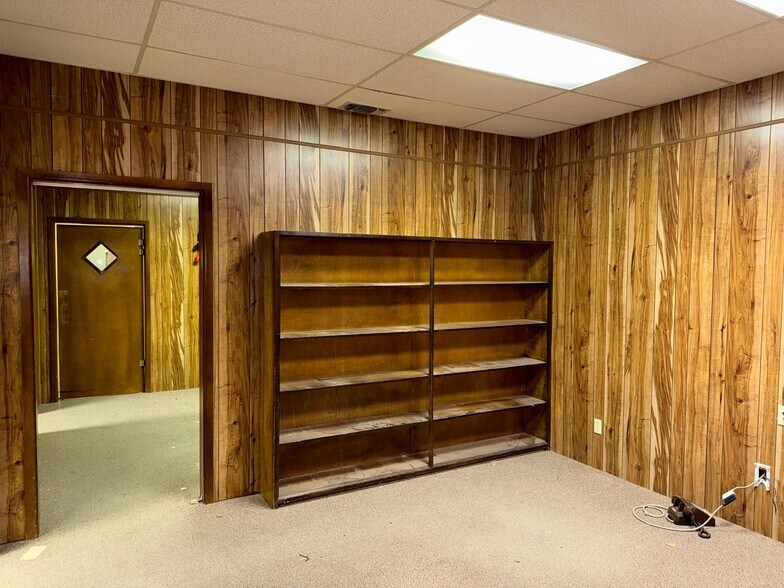 More Photos Of 2451 34th St, Lubbock Freestanding For Lease