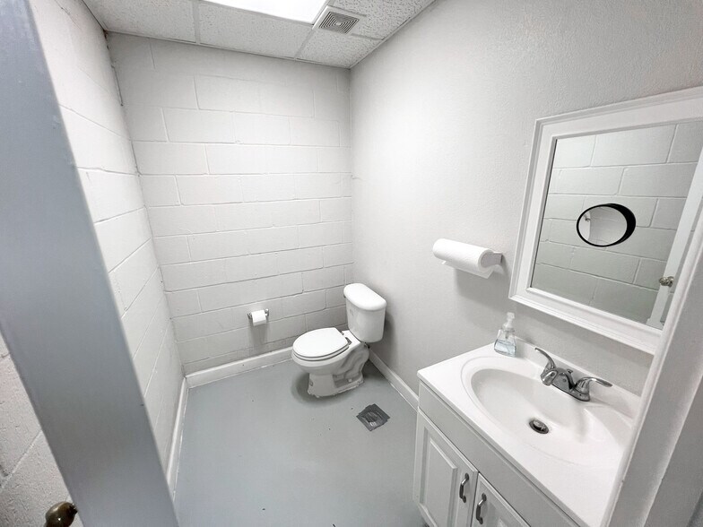 More Photos Of 311 E Illinois Ave, Midland Office For Sale