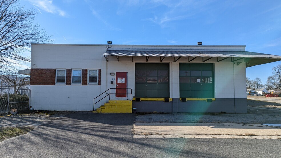 More Photos Of 717 Longfellow St, Woodbine Warehouse For Lease