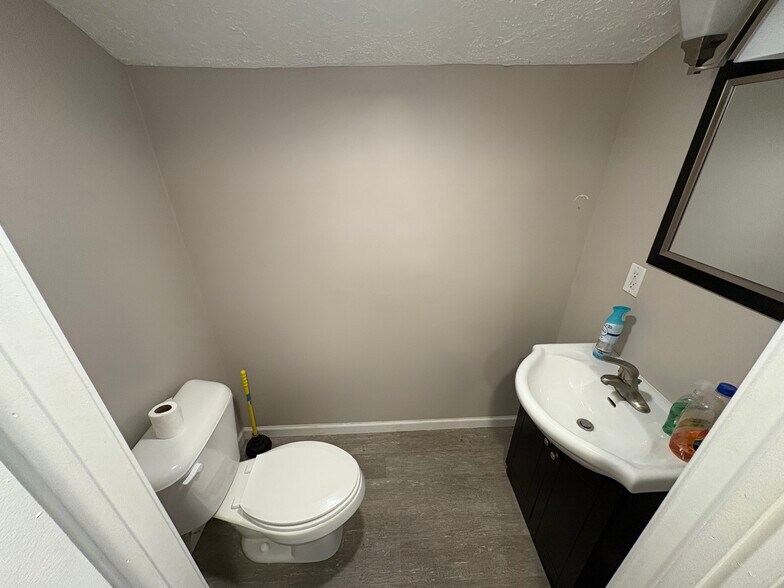 More Photos Of 703 Widewater Dr, Lafayette Warehouse For Lease