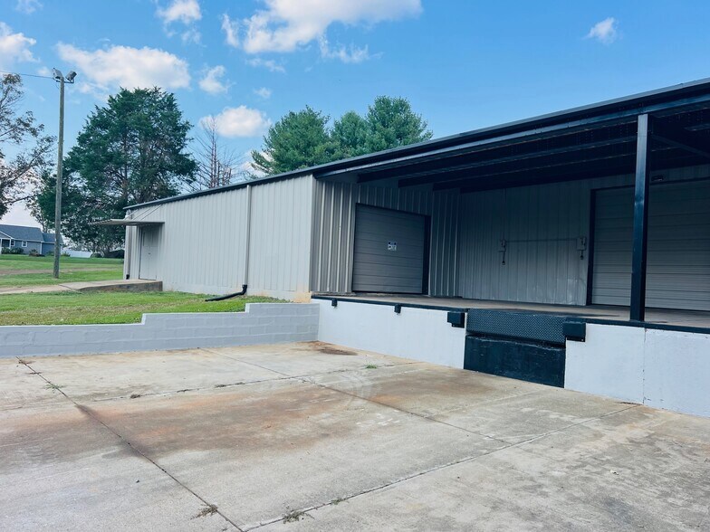 More Photos Of 585 Old Georgia Rd, Moore Warehouse For Lease