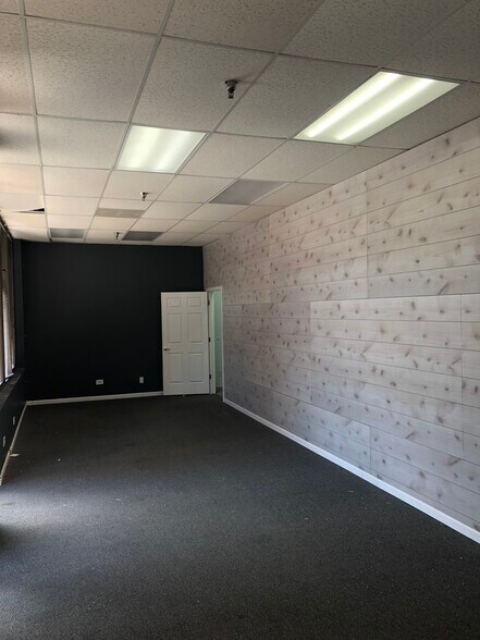 More Photos Of 820 Wheeling Rd, Wheeling Unknown For Lease