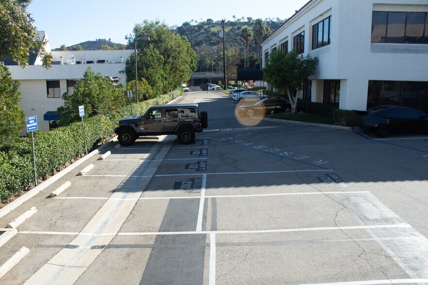 More Photos Of 24011 Ventura Blvd, Calabasas Medical For Lease