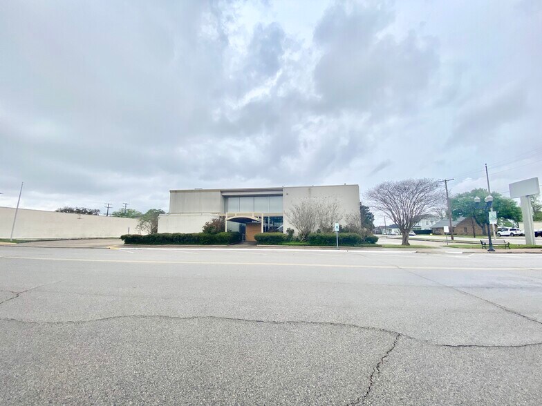 Primary Photo Of 1308 Boston Ave, Nederland Bank For Sale