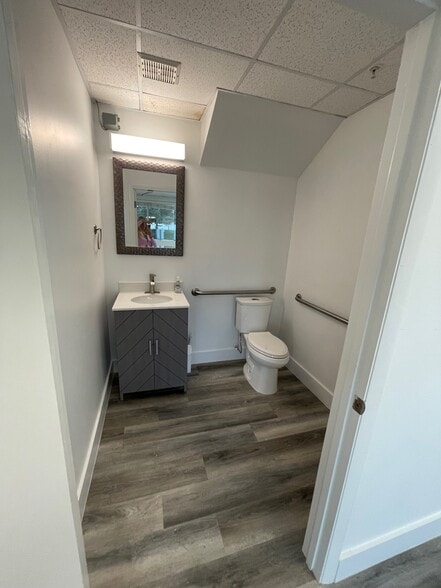 More Photos Of 6457 Hazeltine National Dr, Orlando Warehouse For Sale