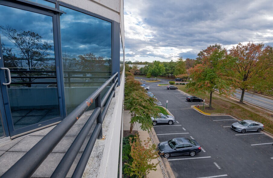 More Photos Of 4100 Lafayette Center Dr, Chantilly Industrial For Sale