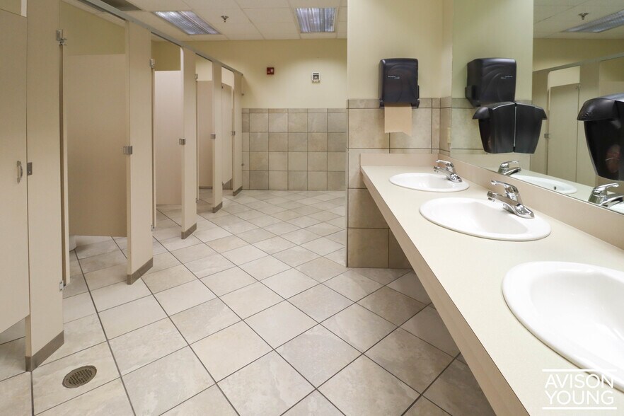 More Photos Of 1845 Midpark Rd, Knoxville Office For Lease