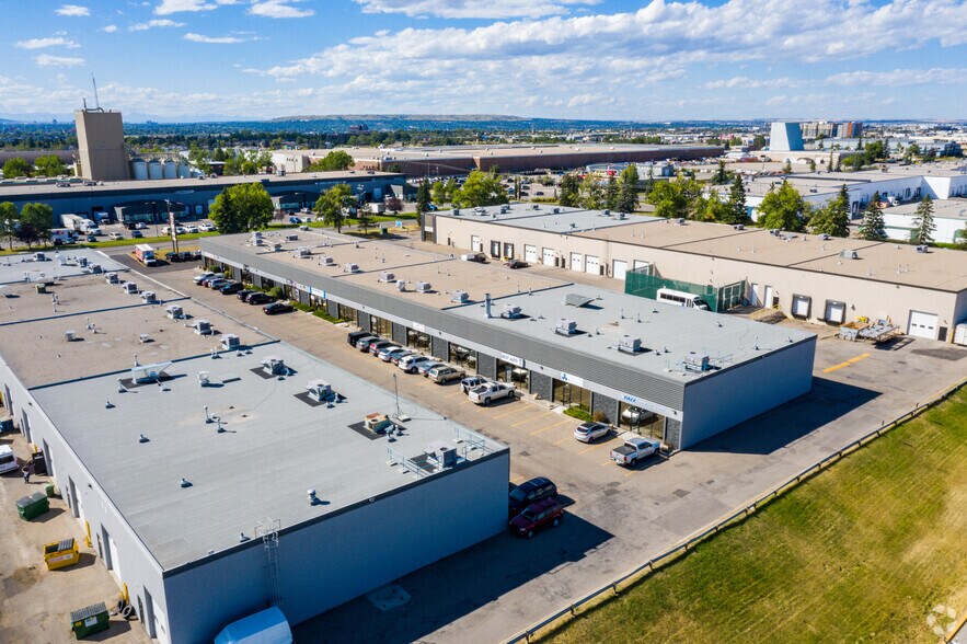 More Photos Of 920 28th St NE, Calgary Distribution For Lease