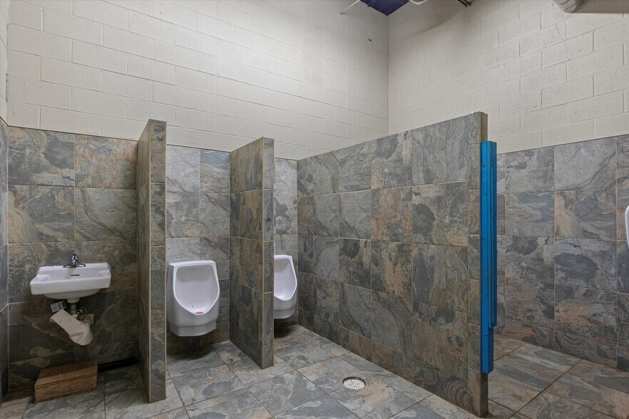 More Photos Of 987 Hollywood Rd NW, Atlanta Industrial For Sale