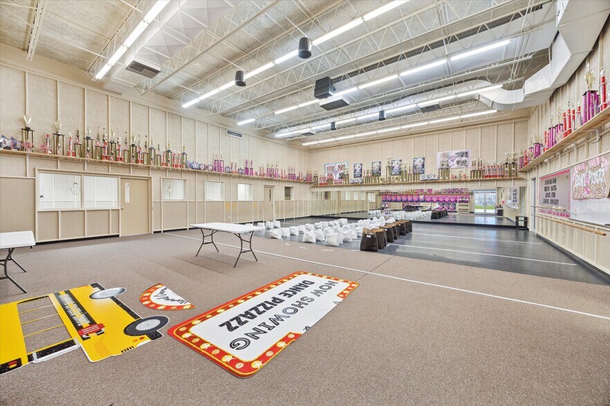 More Photos Of 1401 Mlk Blvd, El Campo Flex For Sale