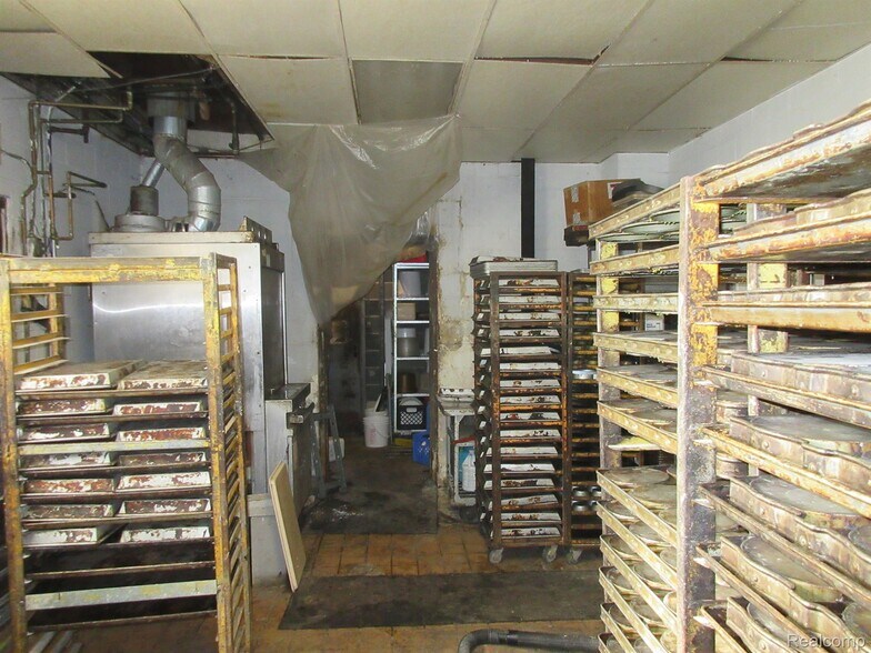 More Photos Of 19200 Kelly Rd, Detroit Restaurant For Sale