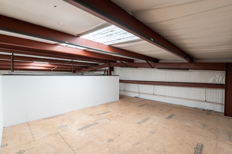 More Photos Of 70 N Gwinnett St, Buford Showroom For Sale