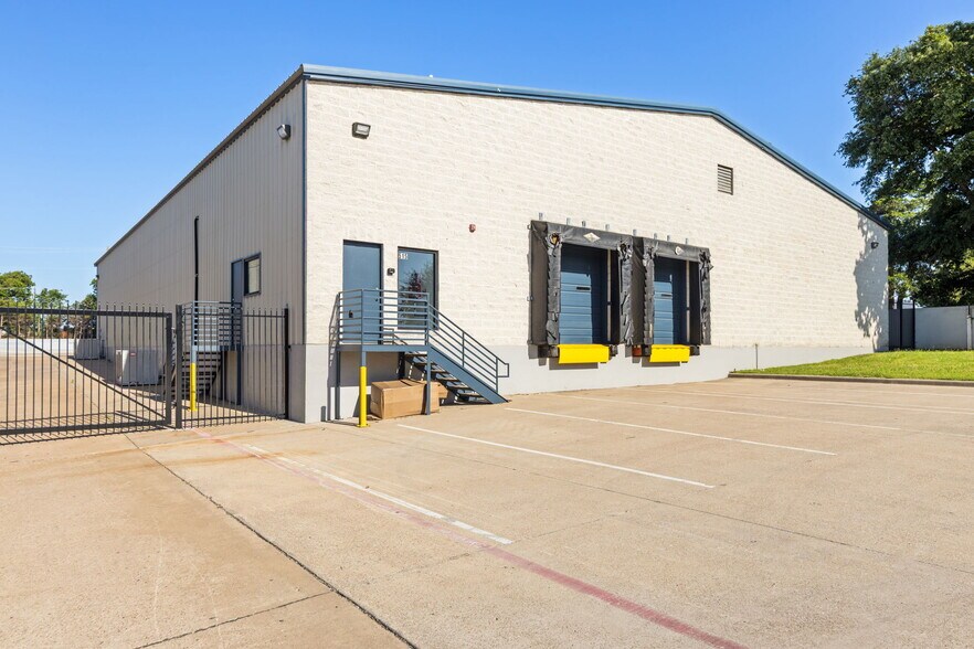 More Photos Of 515 Mills Rd, Garland Warehouse For Lease