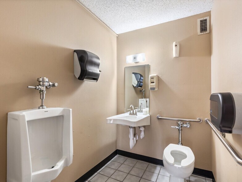 More Photos Of 104 S Main St, Cleburne Office For Sale