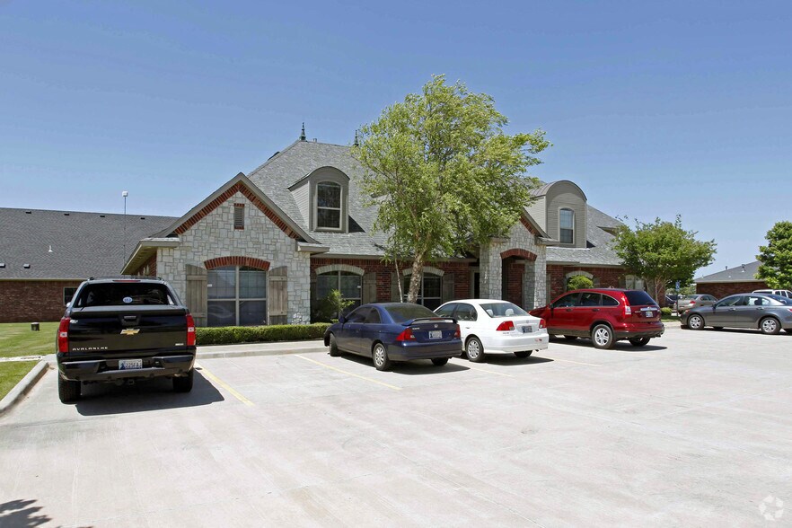 Primary Photo Of 712 Wall St, Norman Medical For Sale