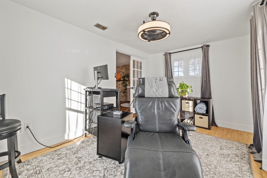 More Photos Of 2039 S Brentwood Blvd, Springfield Office For Sale