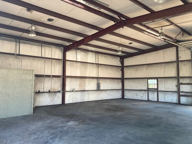 More Photos Of 2605 19th St, Hondo Light Manufacturing For Sale