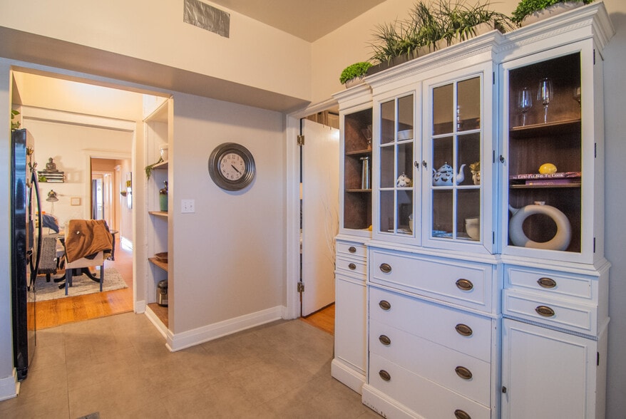 More Photos Of 844 W Lakeside Pl, Chicago Multifamily For Sale