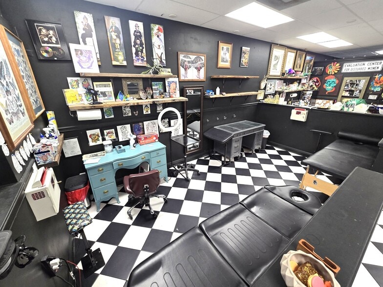 More Photos Of 4953 Le Chalet Blvd, Boynton Beach Storefront Retail Office For Lease