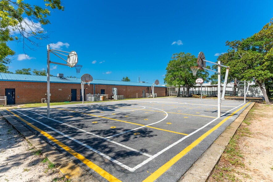 More Photos Of 320 E Miracle Strip Pky, Mary Esther General Retail For Sale