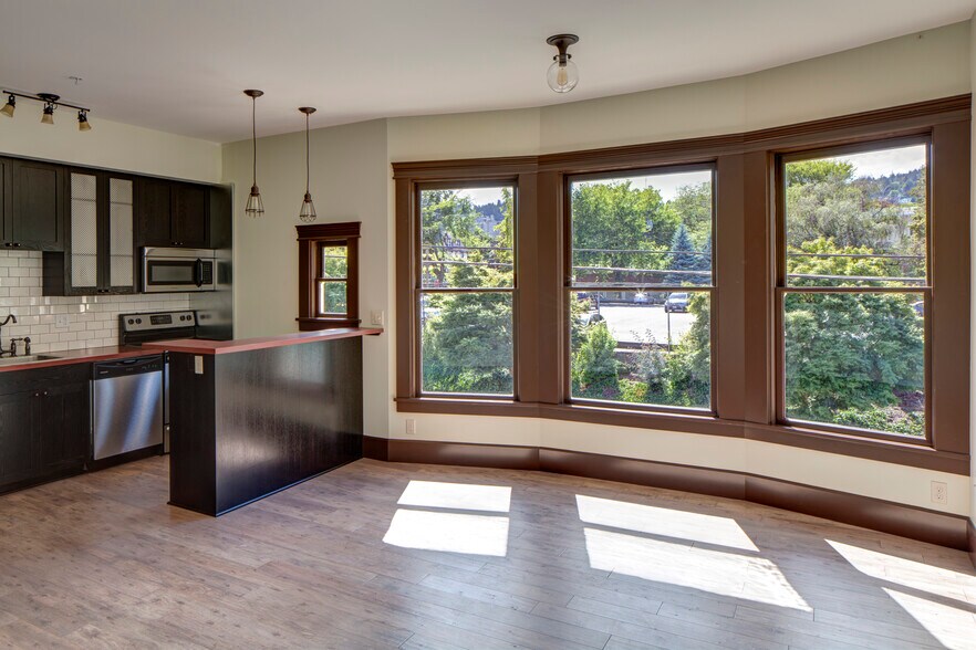 More Photos Of 1634 NW Everett St, Portland Apartments For Sale