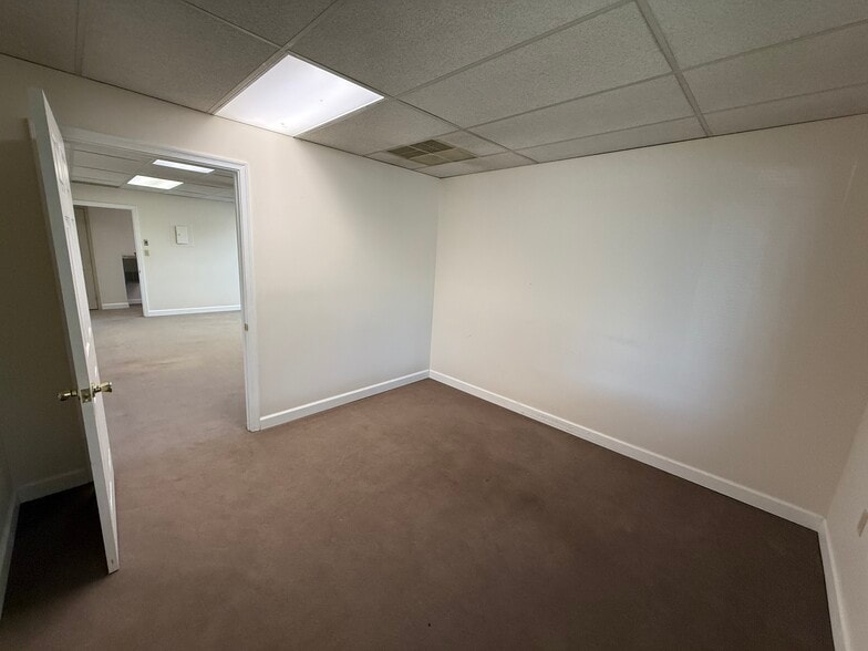 More Photos Of 403 Chatham Sq, Fredericksburg Office For Sale